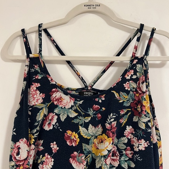 Flowery Halter Top - Picture 2 of 6